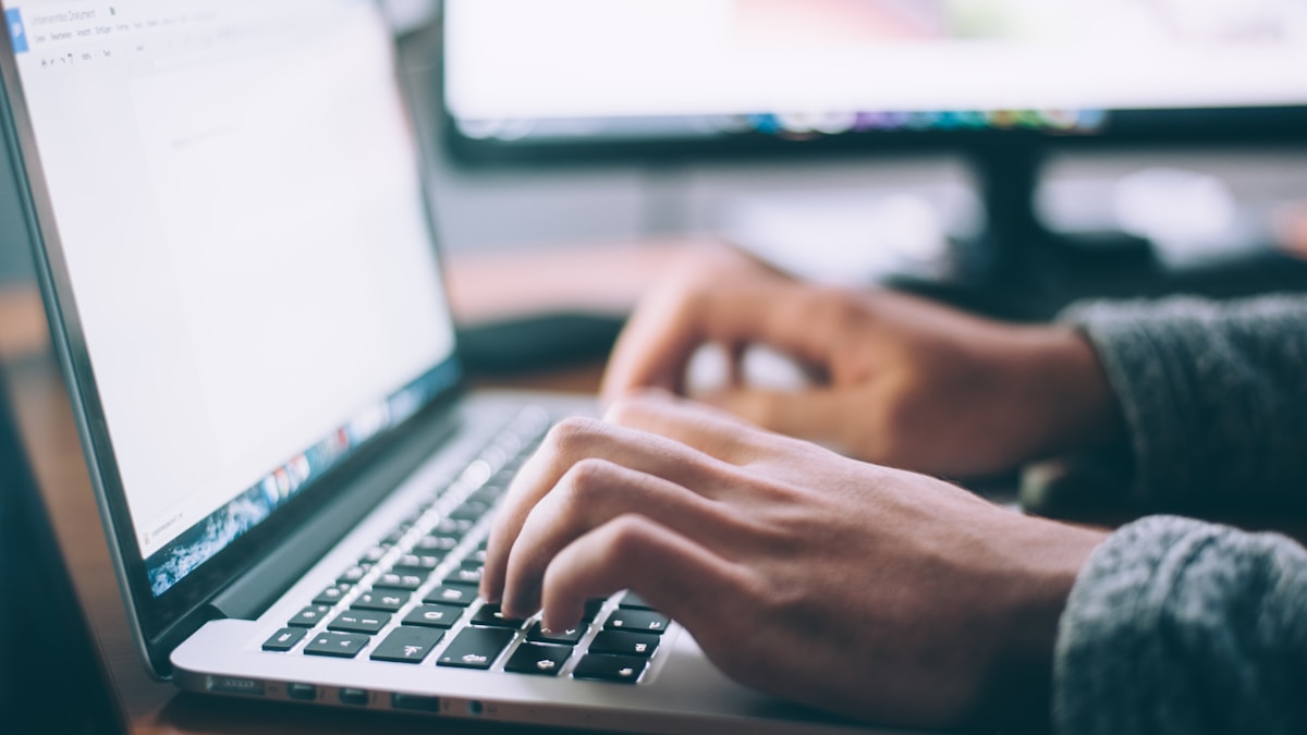 Maturzysta piszący e-mail do kolegi z Anglii na maturze podstawowej z języka angielskiego